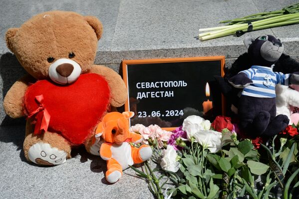 Стихийный мемориал в Комсомольском парке имени Марии Байды в Севастополе в день траура по погибшим в результате ракетной атаки ВСУ