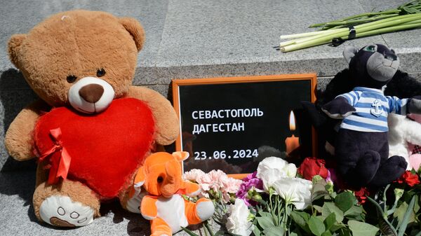 Стихийный мемориал в Комсомольском парке имени Марии Байды в Севастополе в день траура по погибшим в результате ракетной атаки ВСУ
