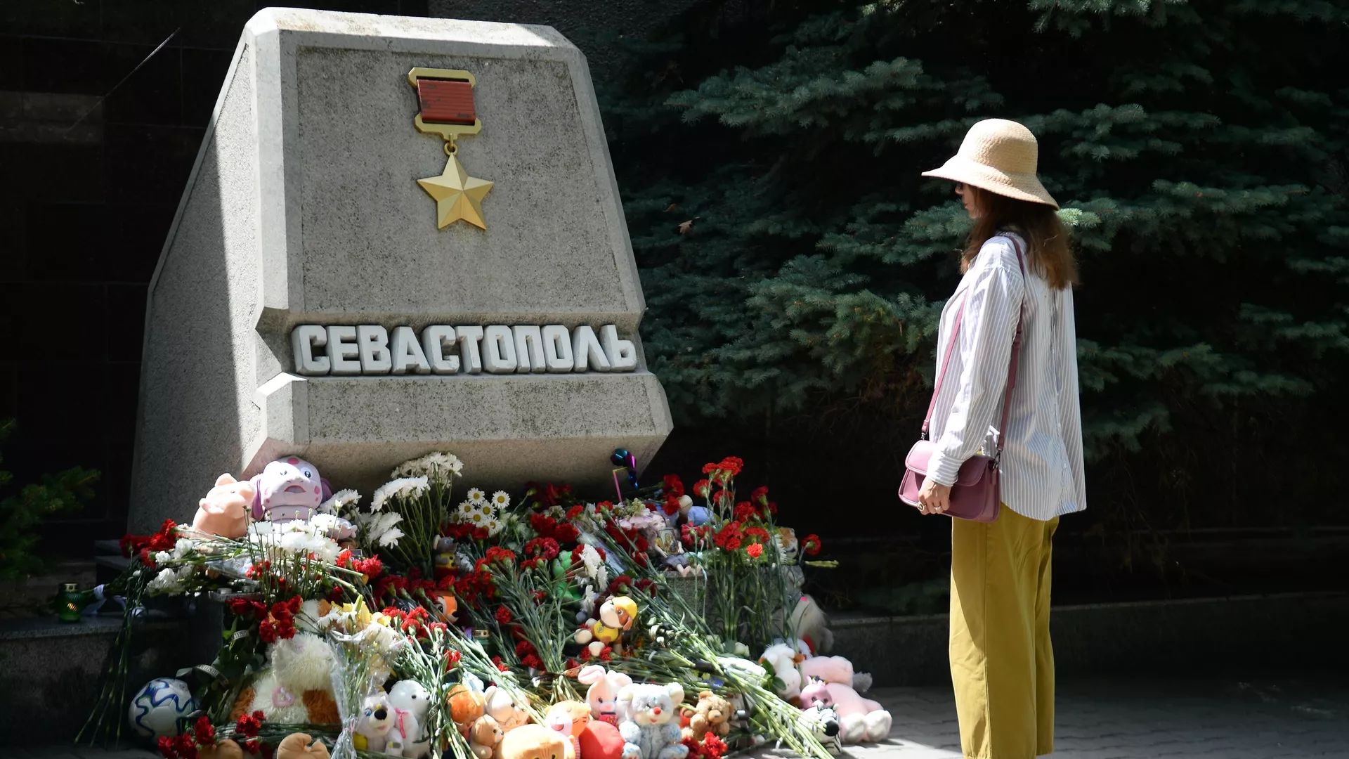 Женщина возле стихийного мемориала  у стелы Севастополя на Аллее городов-героев в день траура по погибшим в результате ракетной атаки ВСУ - РИА Новости, 1920, 27.06.2024