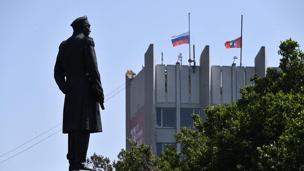 Приспущенные государственные флаги над зданием правительства Севастополя в день траура по погибшим в результате ракетной атаки ВСУ