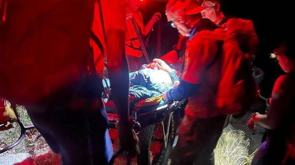Спасатели оказывают помощь парализованной женщине в горах Сьерра-Невада, США