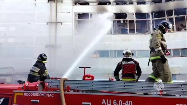 Пожарные на территории НИИ Платан