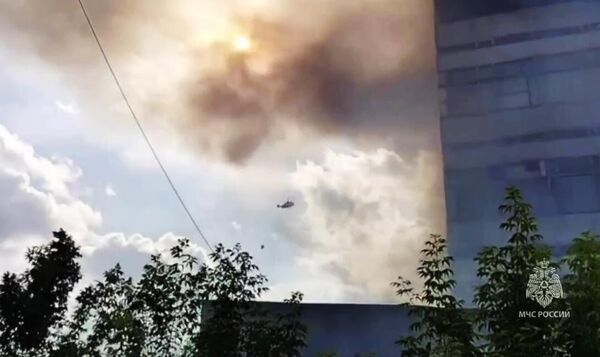 Вертолет Ка-32 участвует в тушении пожара на территории НИИ Платан во Фрязино