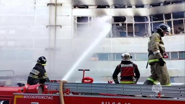 Сотрудники МЧС РФ ликвидируют пожар на территории НИИ Платан во Фрязино