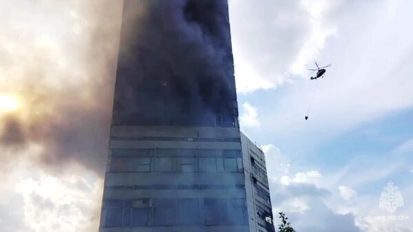Вертолет Ка-32 участвует в тушении пожара в подмосковном Фрязино. Стоп-кадр видео