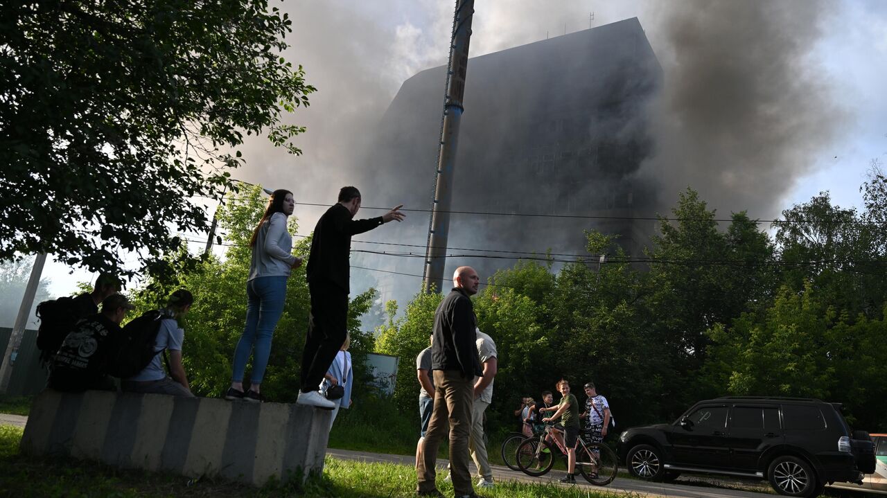 Очевидцы заявили, что горевшее здание во Фрязино продолжает тлеть - РИА  Новости, 25.06.2024