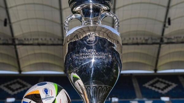 Трофей и официальный мяч Евро