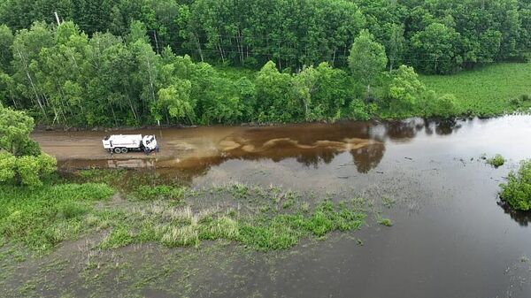 Затопленный в результате сильных ливней участок проезжей части в Приморье