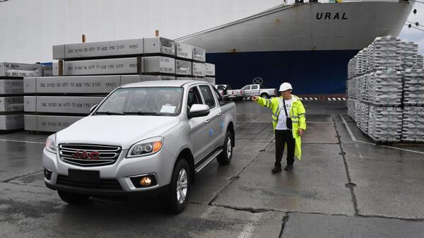 Разгрузка автомобиля JAC, прибывшего грузовым судном из Китая, во Владивостокском морском торговом порту