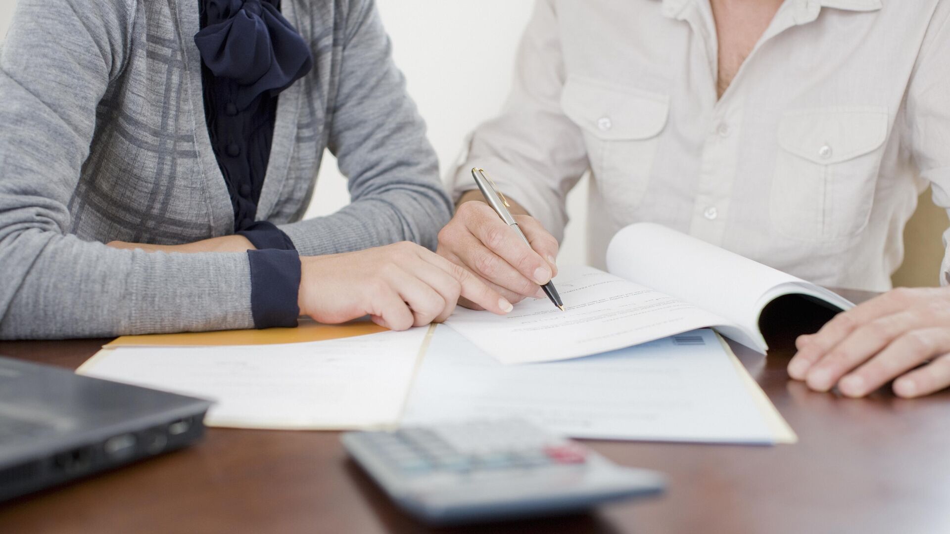 Люди работают с документами - РИА Новости, 1920, 21.10.2025