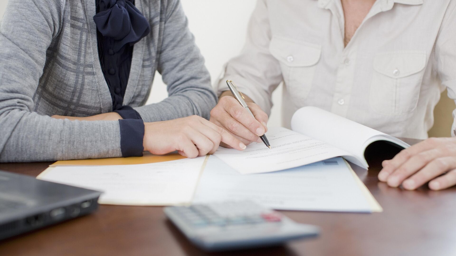 Люди работают с документами - РИА Новости, 1920, 21.10.2025