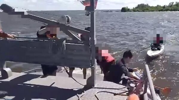 Оказание помощи сапсерферам на бордах в акватории Финского залива Санкт-Петербурга