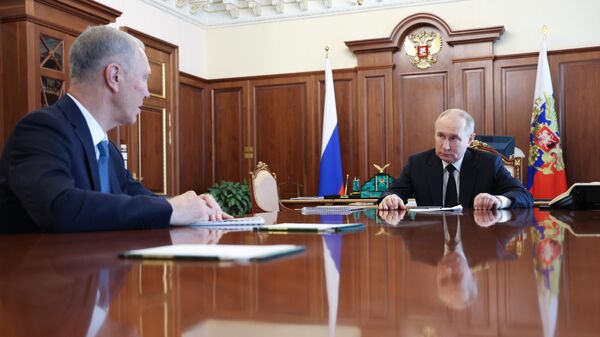 Президент РФ Владимир Путин и губернатор Херсонской области Владимир Сальдо во время встречи