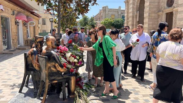 Жители и гости Дербента возлагают цветы к памятнику дружбы трех религий в память о жертвах терактов в Дагестане