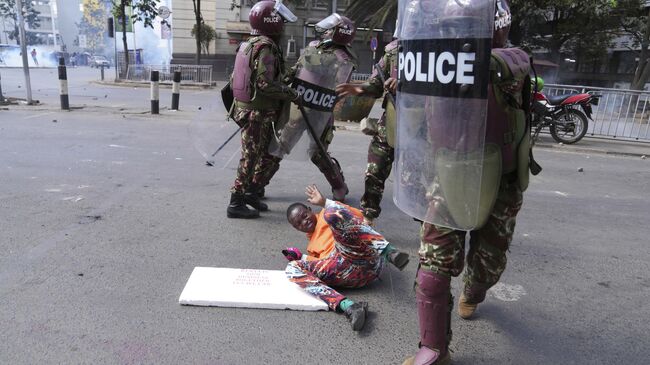 Задержание участника протестов в Найроби, 25 июня 2024 года