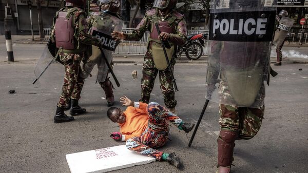 Задержание участника протестов в Найроби