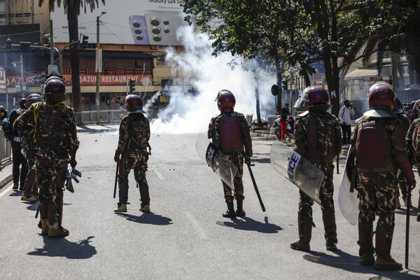 Кенийские силы безопасности во время акции протеста в Найроби, Кения