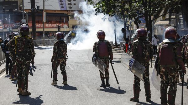 Силы безопасности во время акции протеста в Найроби, Кения