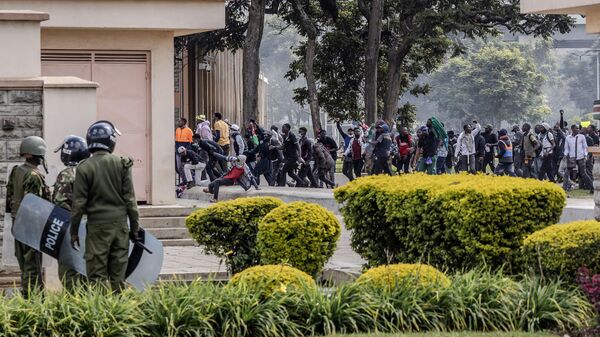 Протестующие на территории парламента Кении в Найроби, 25 июня 2024 года