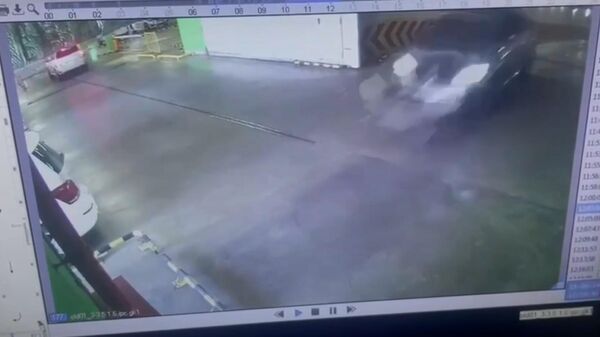 Момент падения автомобиля с третьего этажа парковки в Краснодаре 