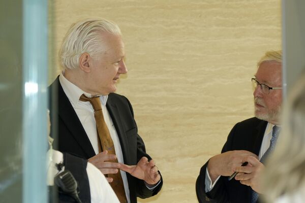 Джулиан Ассанж и бывший премьер-министр Автралии Кевин Радд в здании суда США в Сайпане, Марианские острова 
