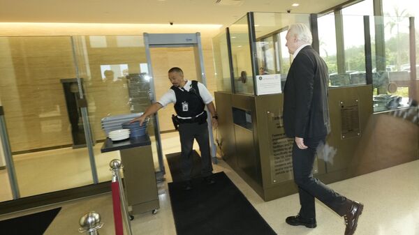 Джулиан Ассанж заходит в здание суда США в Сайпане, Марианские острова 