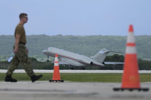 Самолет Джулиана Ассанжа на взлетной полосе в аэропорту Сайпана, Марианские острова  