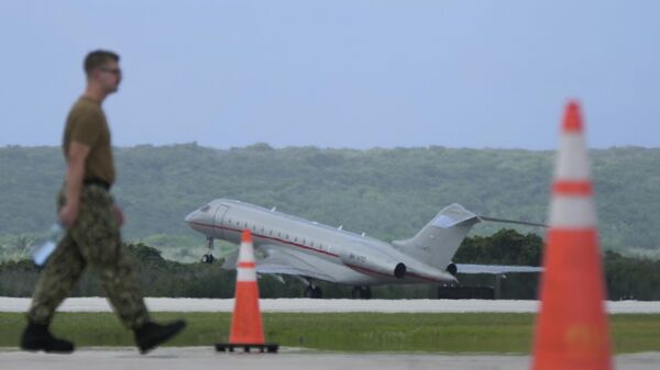 Самолет Джулиана Ассанжа на взлетной полосе в аэропорту Сайпана, Марианские острова  