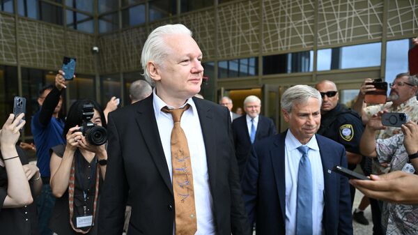 Основатель WikiLeaks Джулиан Ассанж покидает здание Федерального суда США. 26 июня 2024