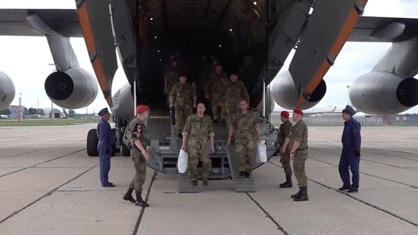Освобожденные российские военнослужащие доставлены в Москву самолетами военно-транспортной авиации