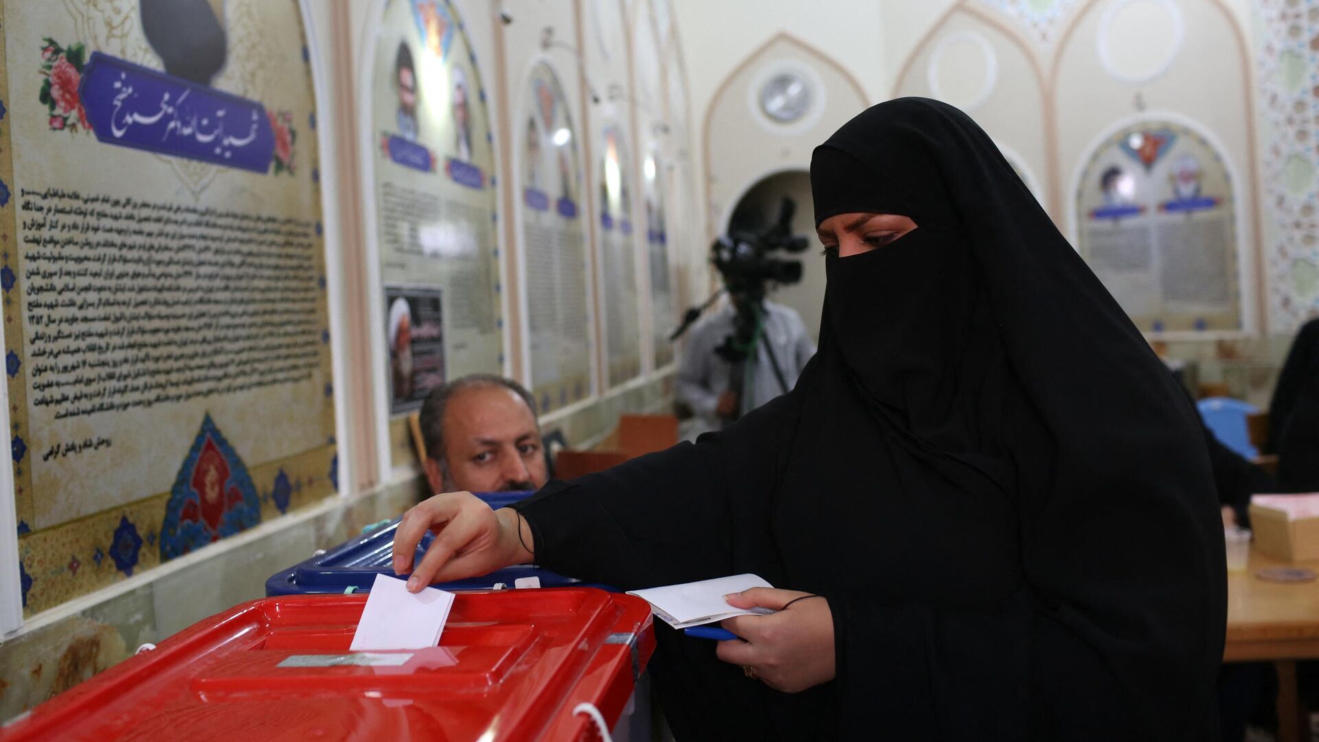 Женщина голосует на президентских выборах в священном городе Кум, Иран - РИА Новости, 1920, 28.06.2024