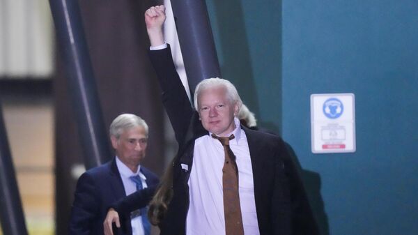 Основатель Wikileaks Джулиан Ассанж после прибытия в Австралию на авиабазе RAAF Фэрбэрн в Канберре. 26 июня 2024