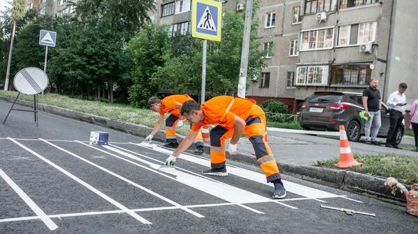 Рабочие обновили разметку пешеходных переходов в Московской области