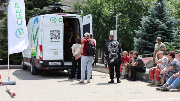 Работа мобильного банка Сбер в центре Донецка