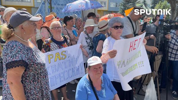Сторонники главы Гагаузской автономии в составе Молдавии Евгении Гуцул собрались в ее поддержку перед зданием суда Кишинева