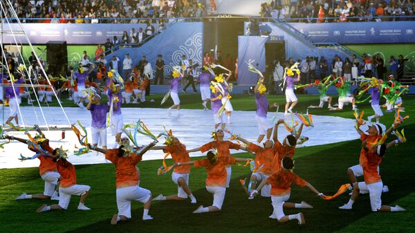 Церемония открытия VIII Международных спортивных игр Дети Азии на стадионе Туймаада в Якутске
