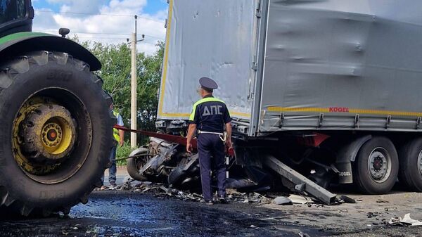 Место ДТП, где произошло столкновение трех фур и двух легковых автомобилей на трассе в Пензенской области. 26 июня 2024