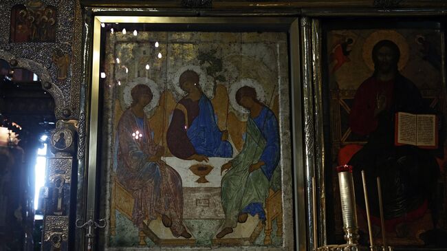 Икона Святая Троица письма преподобного Андрея Рублева в Троицком соборе Свято-Троицкой Сергиевой Лавры