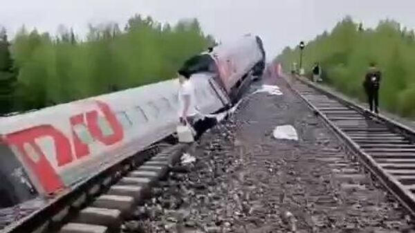 После схода поезда в тяжелом состоянии находятся три пассажира
