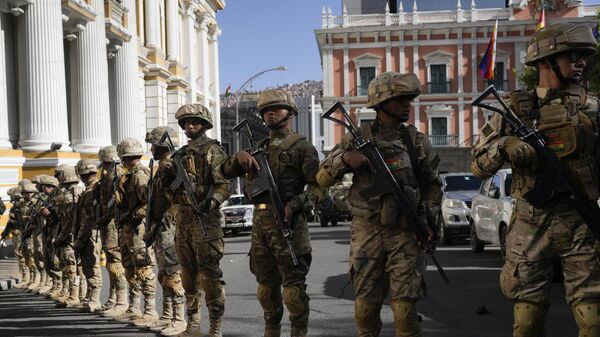 Военные возле президентского дворца на площади Мурильо в Ла-Пасе