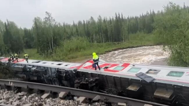 Кадры с места схода пассажирского поезда в Коми