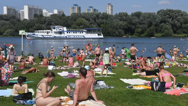 Отдых москвичей на пляжах