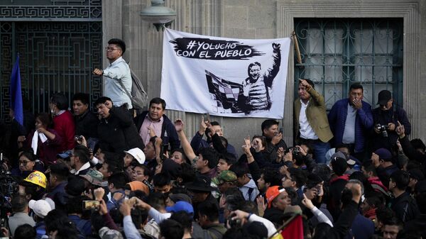 Сторонники президента Боливии Луиса Арсе на площади Мурильо в Ла-Пасе 