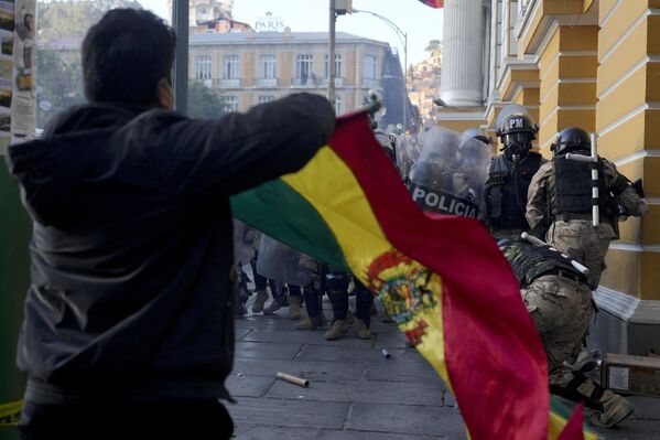 Сторонник президента Луиса Арсе после попытки государственного переворота на площади Мурильо в Ла-Пасе, Боливия