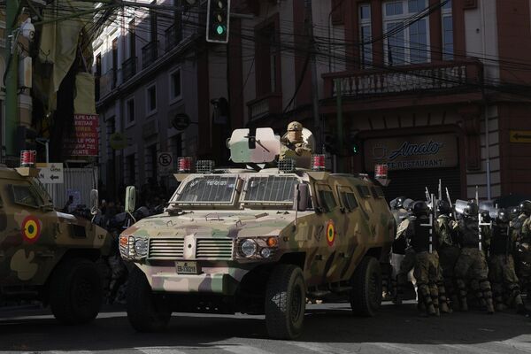 Военная полиция на площади Мурильо в Ла-Пасе, Боливия