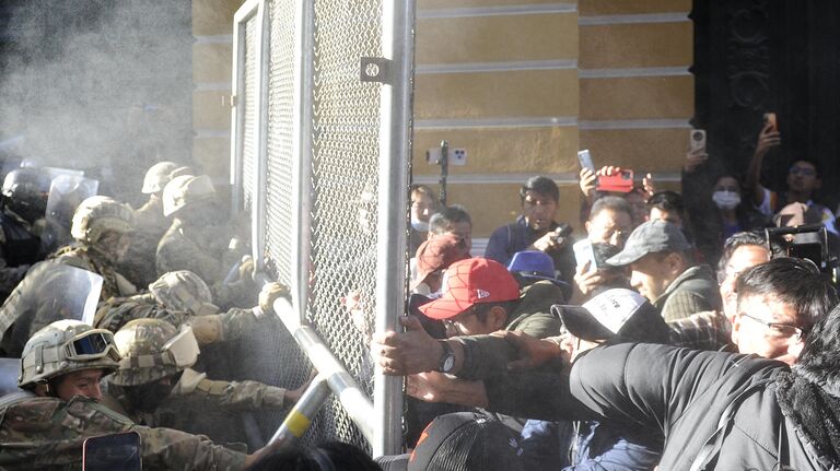 Столкновение сторонников президента Боливии Луиса Арсе и военной полицией у дворца Кемадо на площади Мурильо в Ла-Пасе