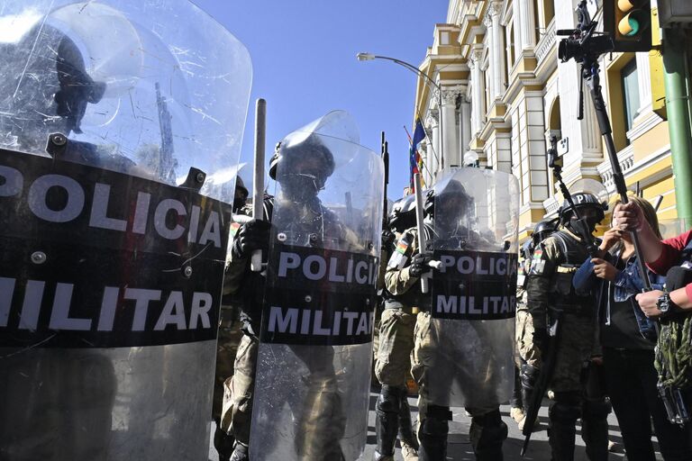 Военные дислоцируются у дворца Кемадо на площади Мурильо в Ла-Пасе