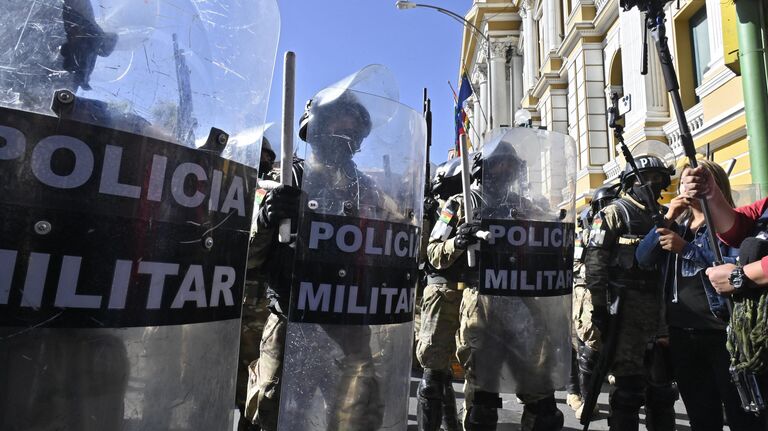 Военные дислоцируются у дворца Кемадо на площади Мурильо в Ла-Пасе