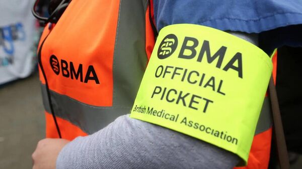 Член профсоюза Британская медицинская ассоциация (BMA) во время акции протеста