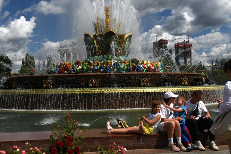Люди у фонтана Каменный цветок на ВДНХ в Москве